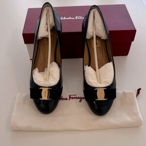 Navy blue patent leather Ferragamo Varina flats size 9.5